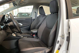 valkoinen Toyota Yaris 2024 kuva 11.
