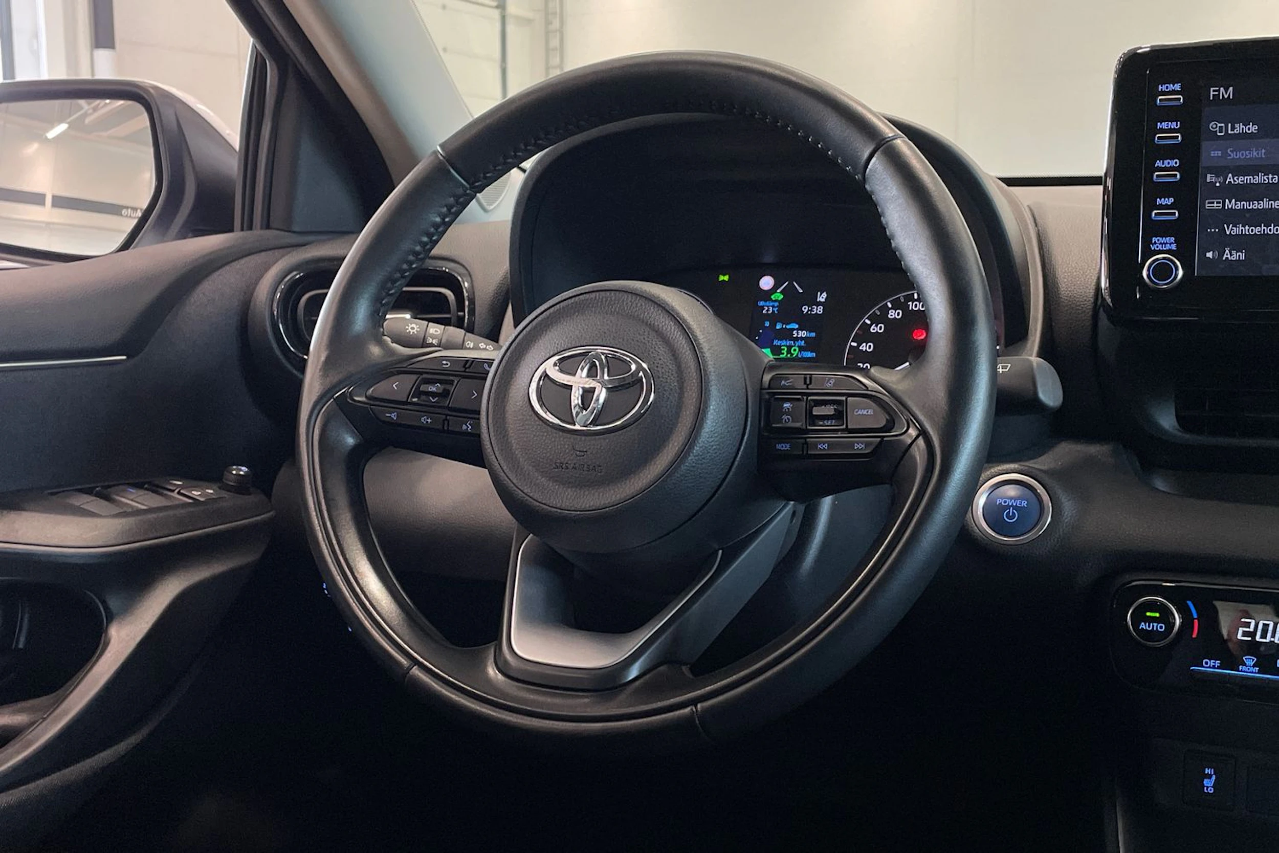 valkoinen Toyota Yaris 2024 kuva 12.