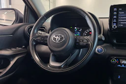 valkoinen Toyota Yaris 2024 kuva 12.
