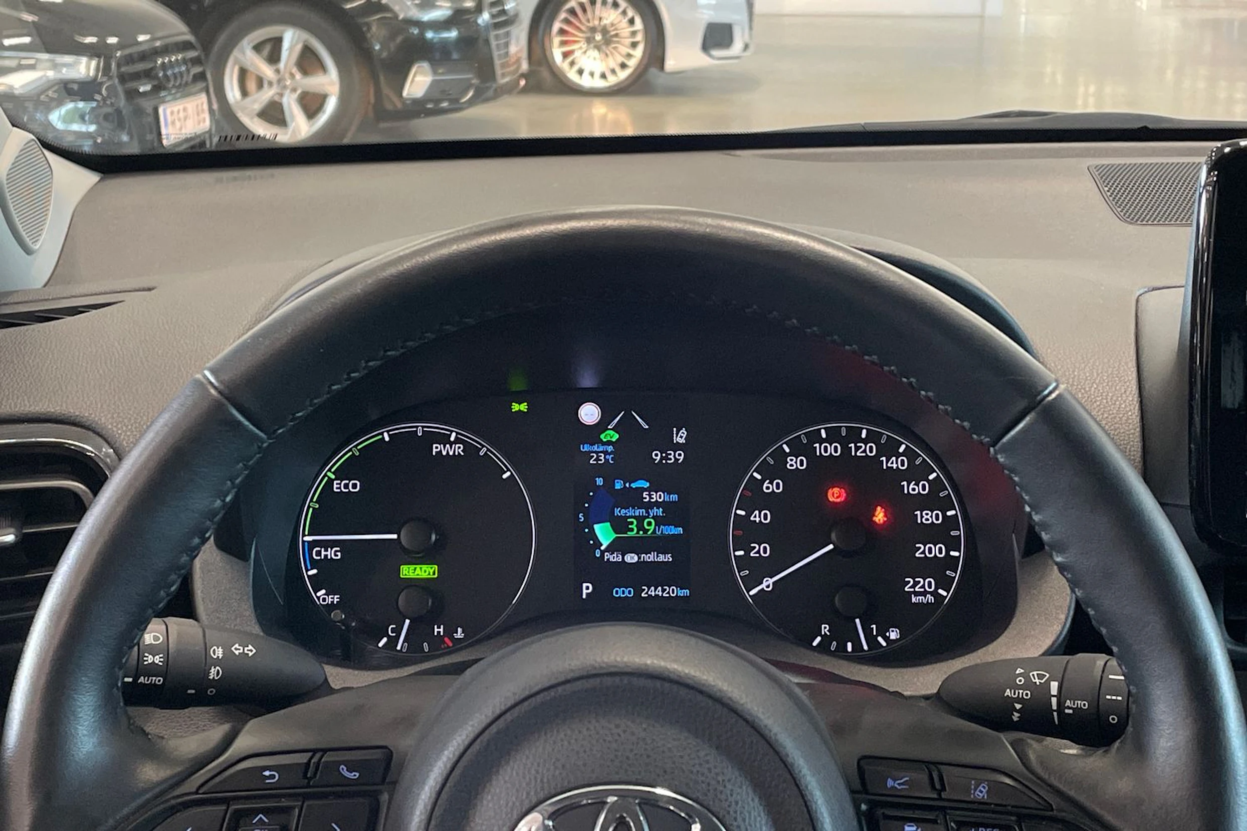 valkoinen Toyota Yaris 2024 kuva 13.
