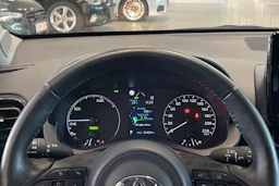 valkoinen Toyota Yaris 2024 kuva 13.