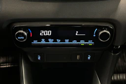 valkoinen Toyota Yaris 2024 kuva 21.