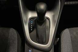 valkoinen Toyota Yaris 2024 kuva 22.