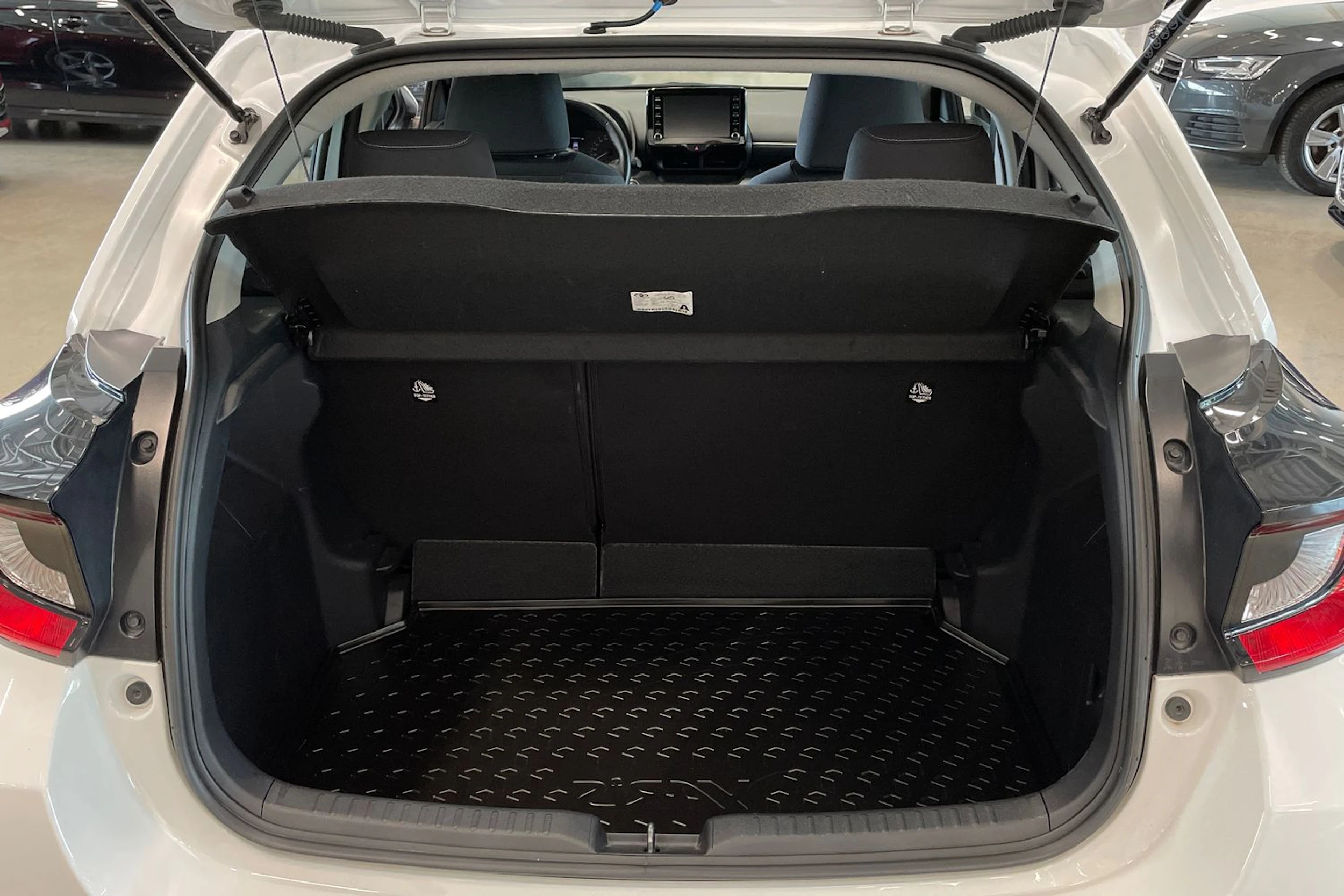 valkoinen Toyota Yaris 2024 kuva 25.