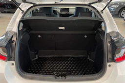 valkoinen Toyota Yaris 2024 kuva 25.