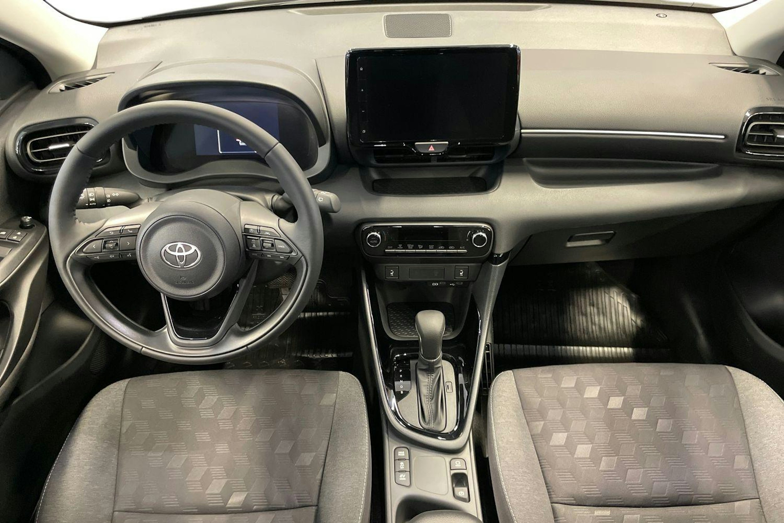 Musta Toyota Yaris 2025 kuva 9.