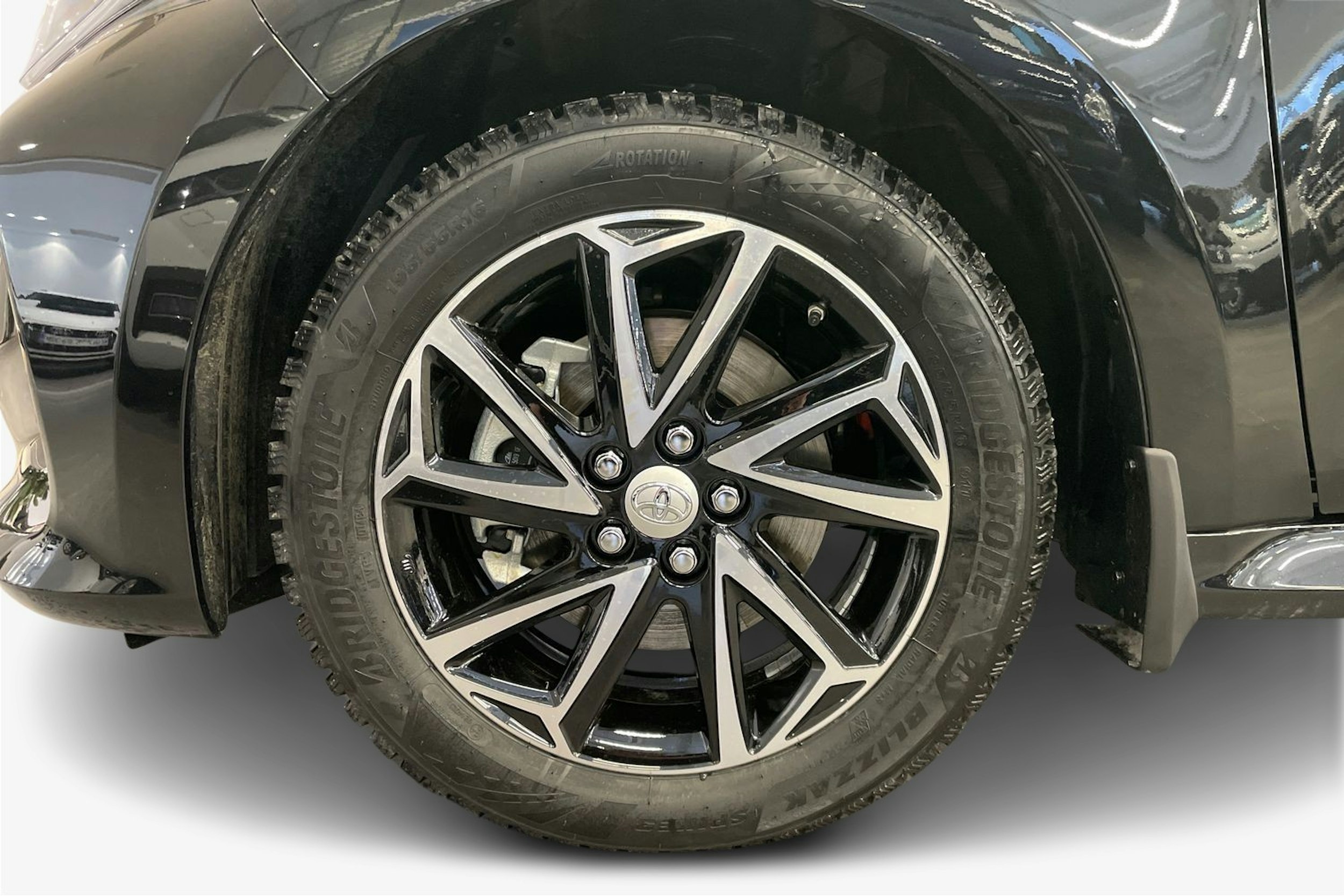 Musta Toyota Yaris 2025 kuva 11.