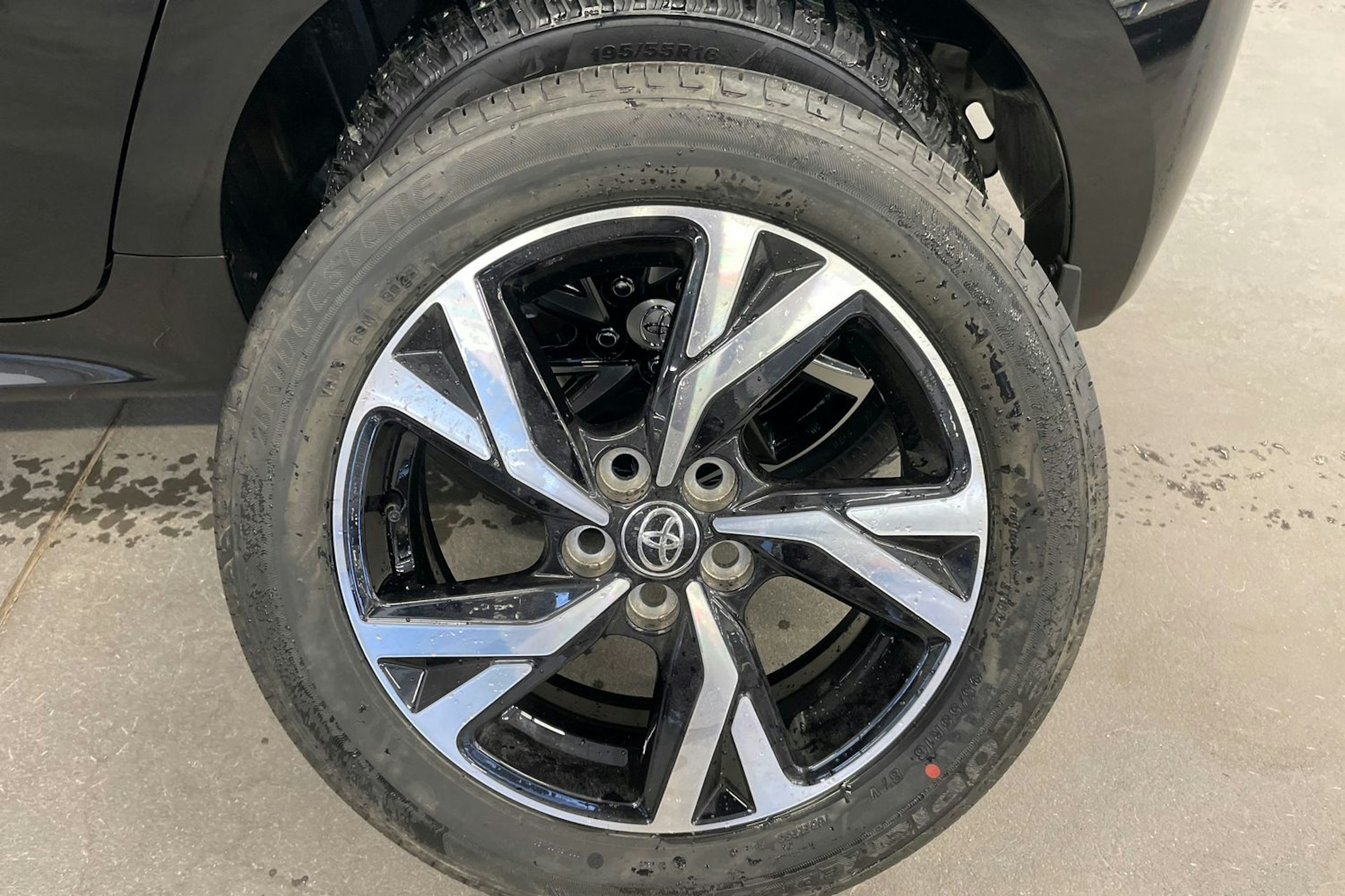 Musta Toyota Yaris 2025 kuva 13.