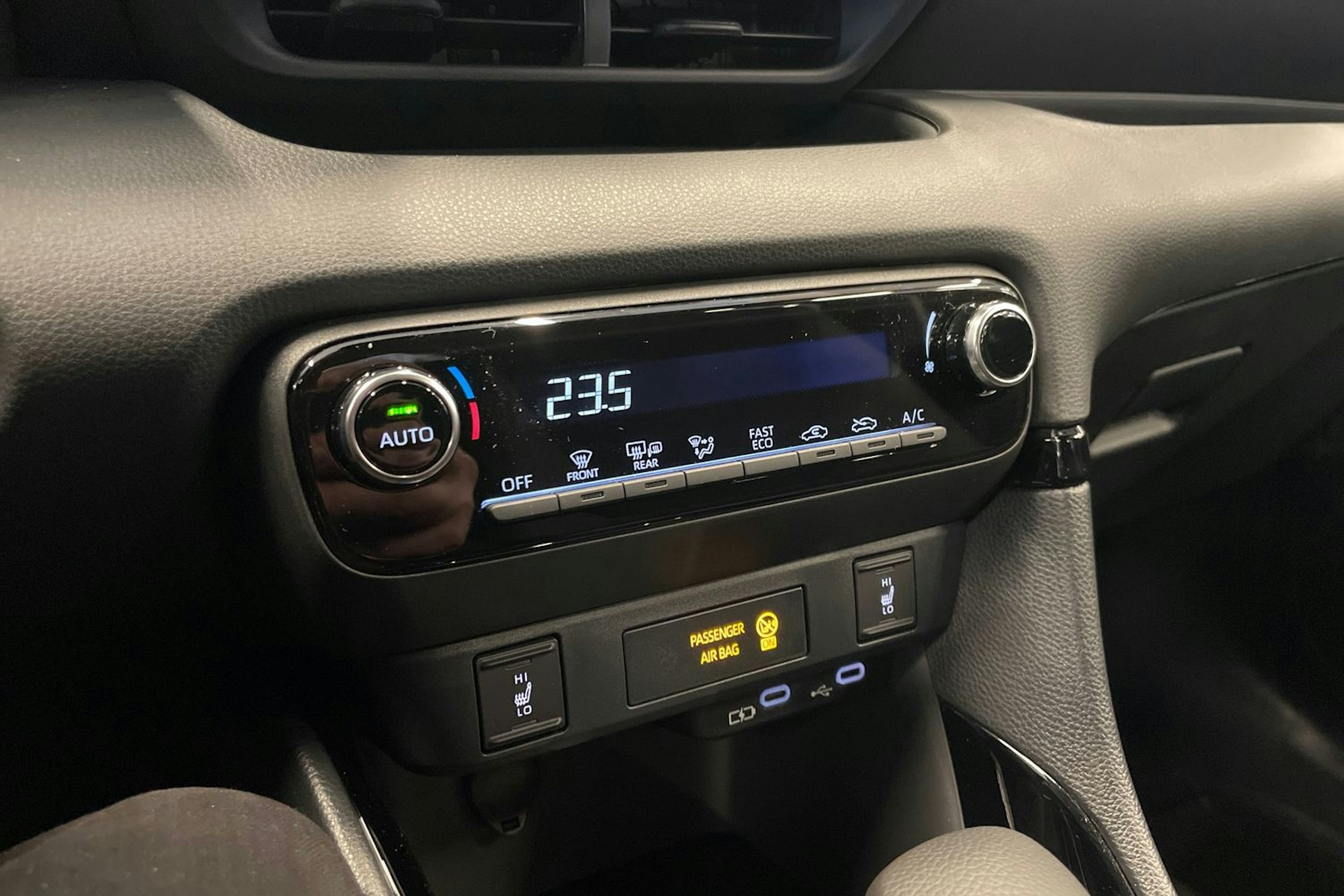 Musta Toyota Yaris 2025 kuva 18.