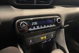 Musta Toyota Yaris 2025 kuva 18.