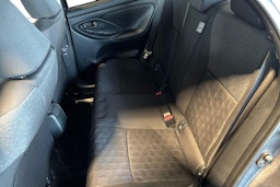 Harmaa Toyota Yaris 2025 kuva 8.