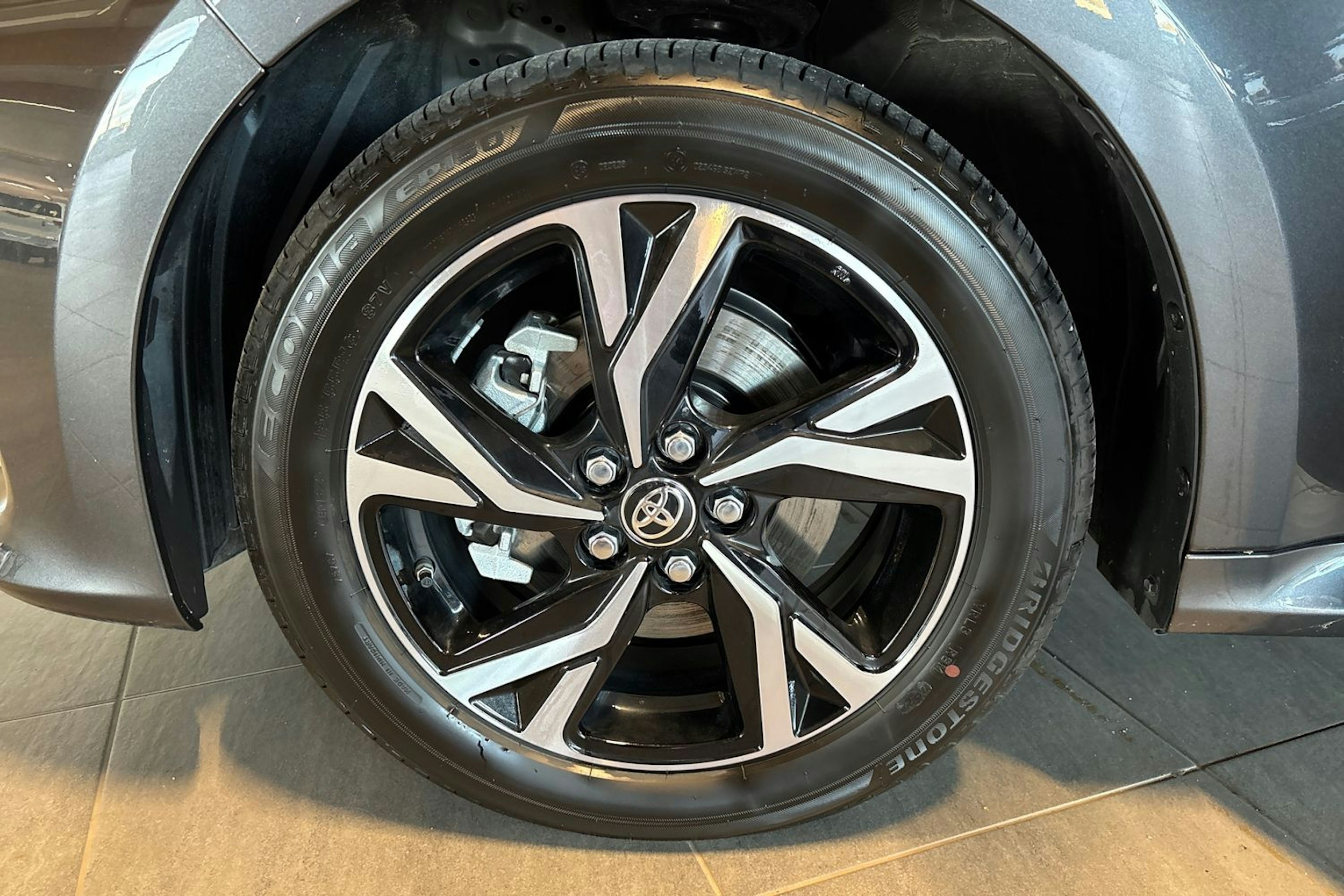 Harmaa Toyota Yaris 2025 kuva 9.
