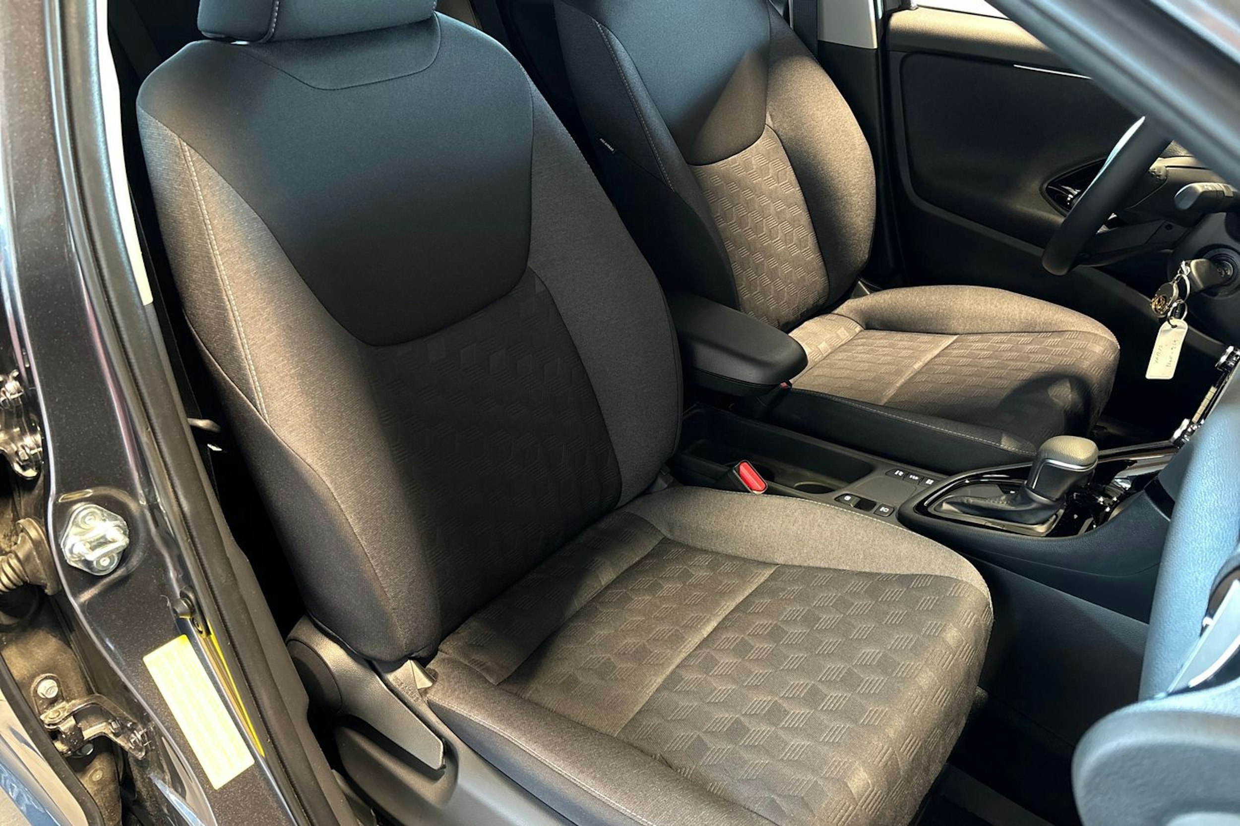 Harmaa Toyota Yaris 2025 kuva 12.