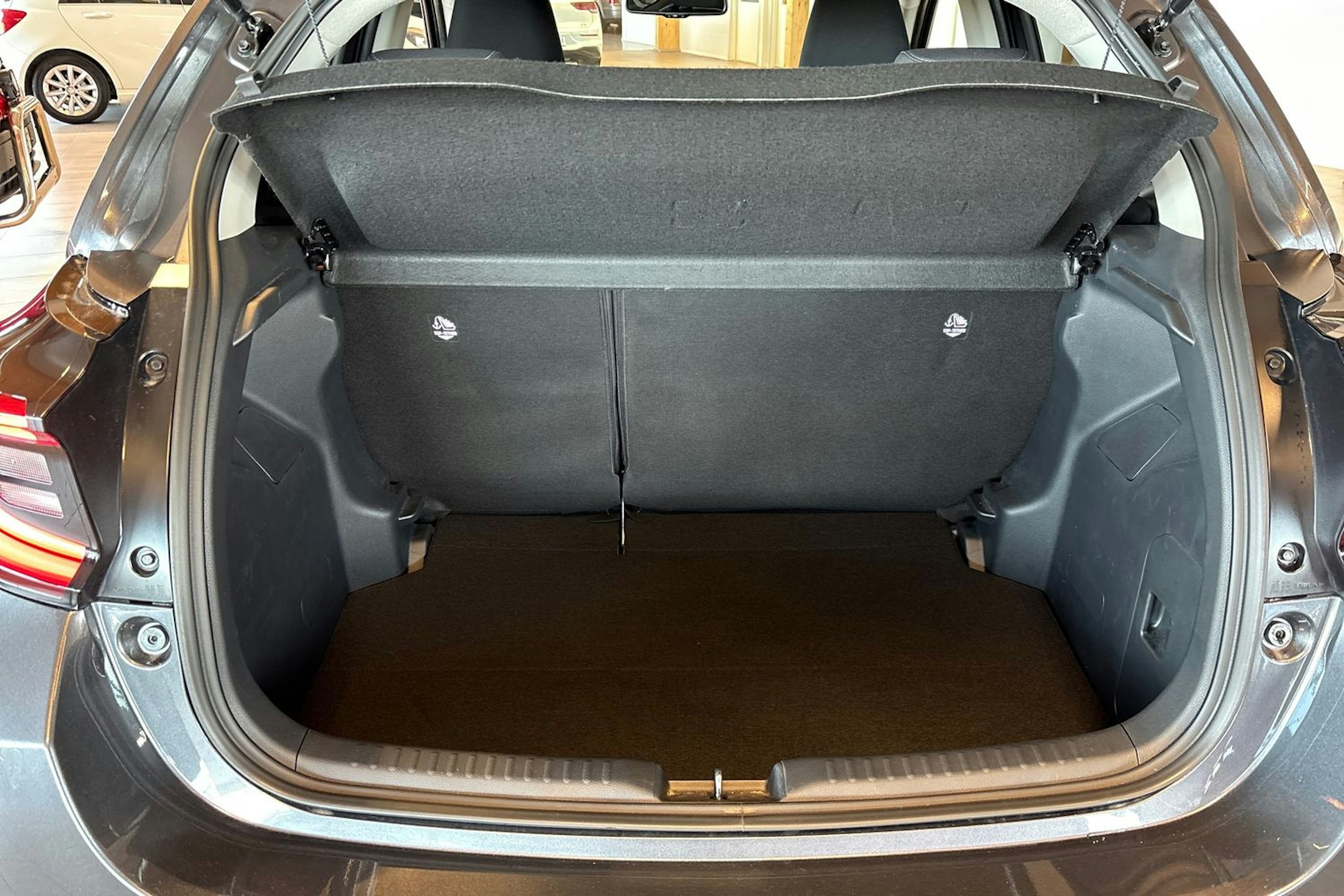Harmaa Toyota Yaris 2025 kuva 13.