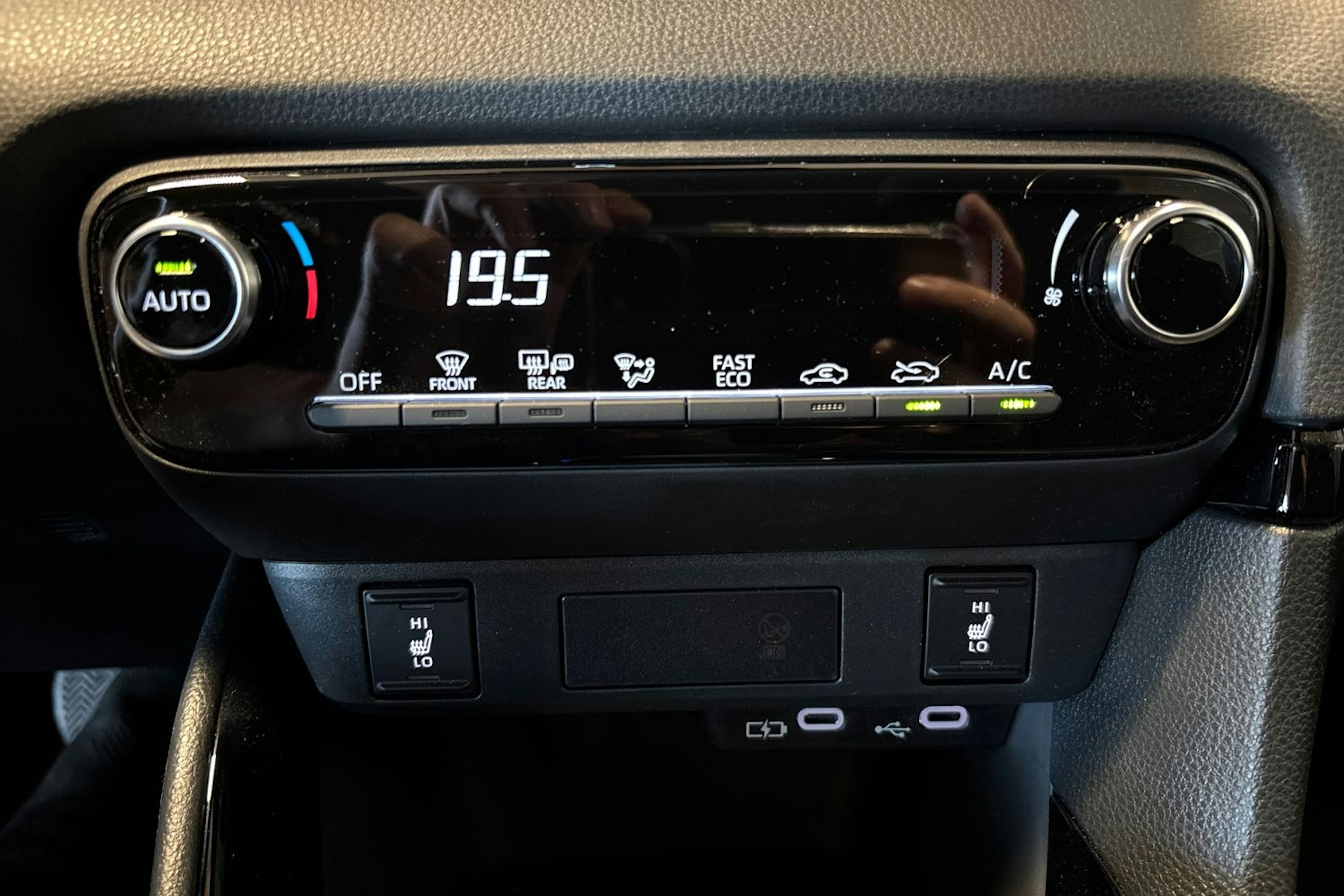 Harmaa Toyota Yaris 2025 kuva 18.