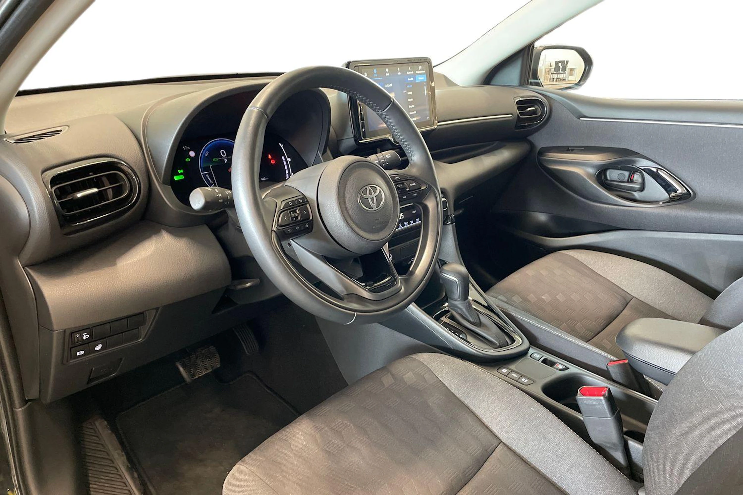 musta Toyota Yaris 2025 kuva 8.