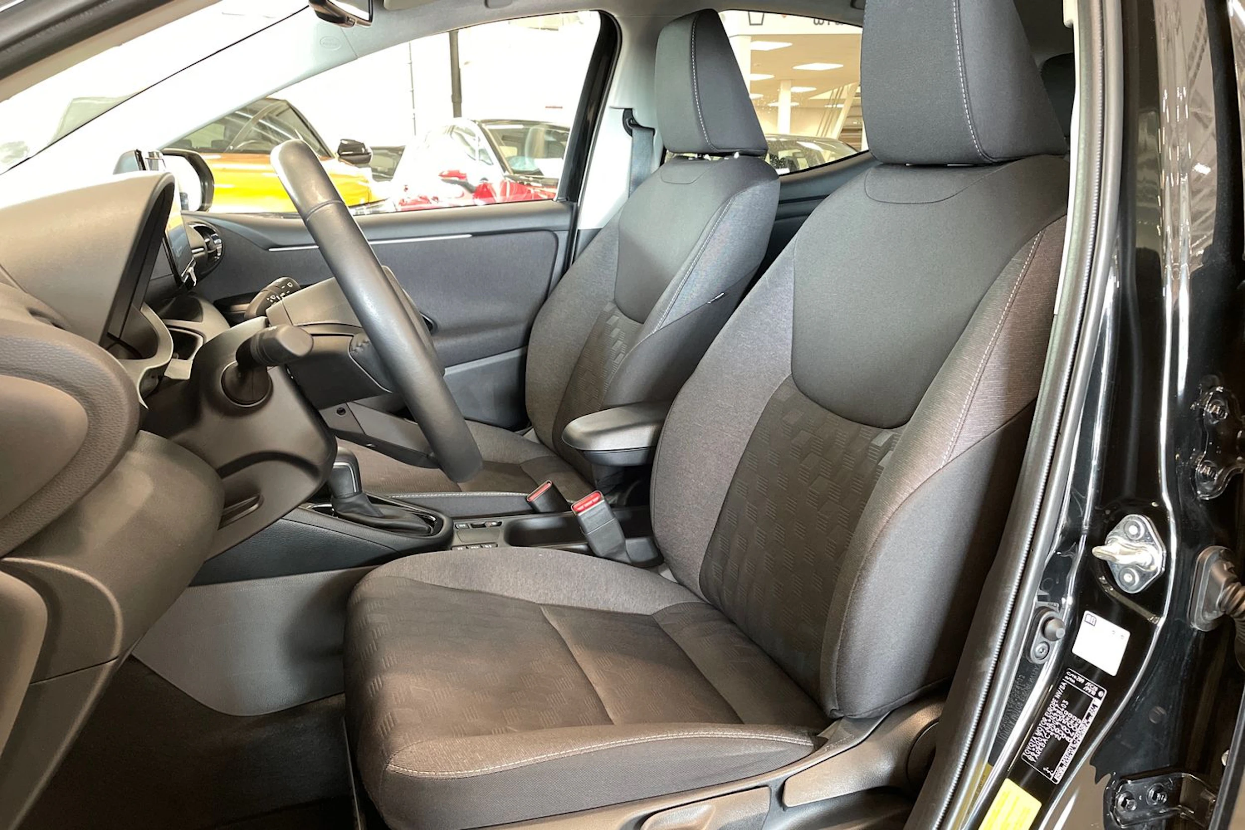 musta Toyota Yaris 2025 kuva 15.