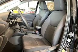 musta Toyota Yaris 2025 kuva 15.