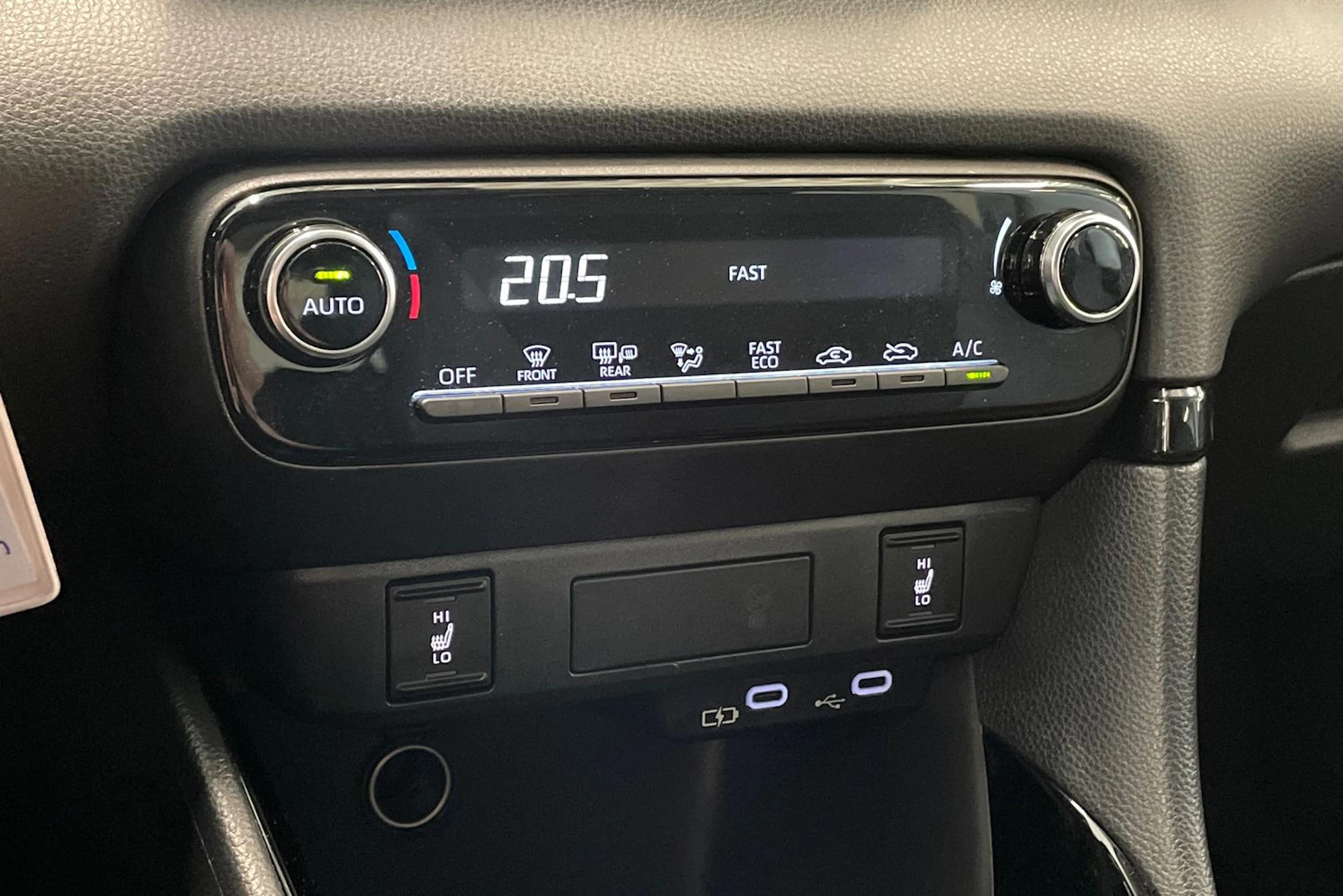 musta Toyota Yaris 2025 kuva 26.