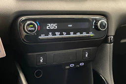 musta Toyota Yaris 2025 kuva 26.