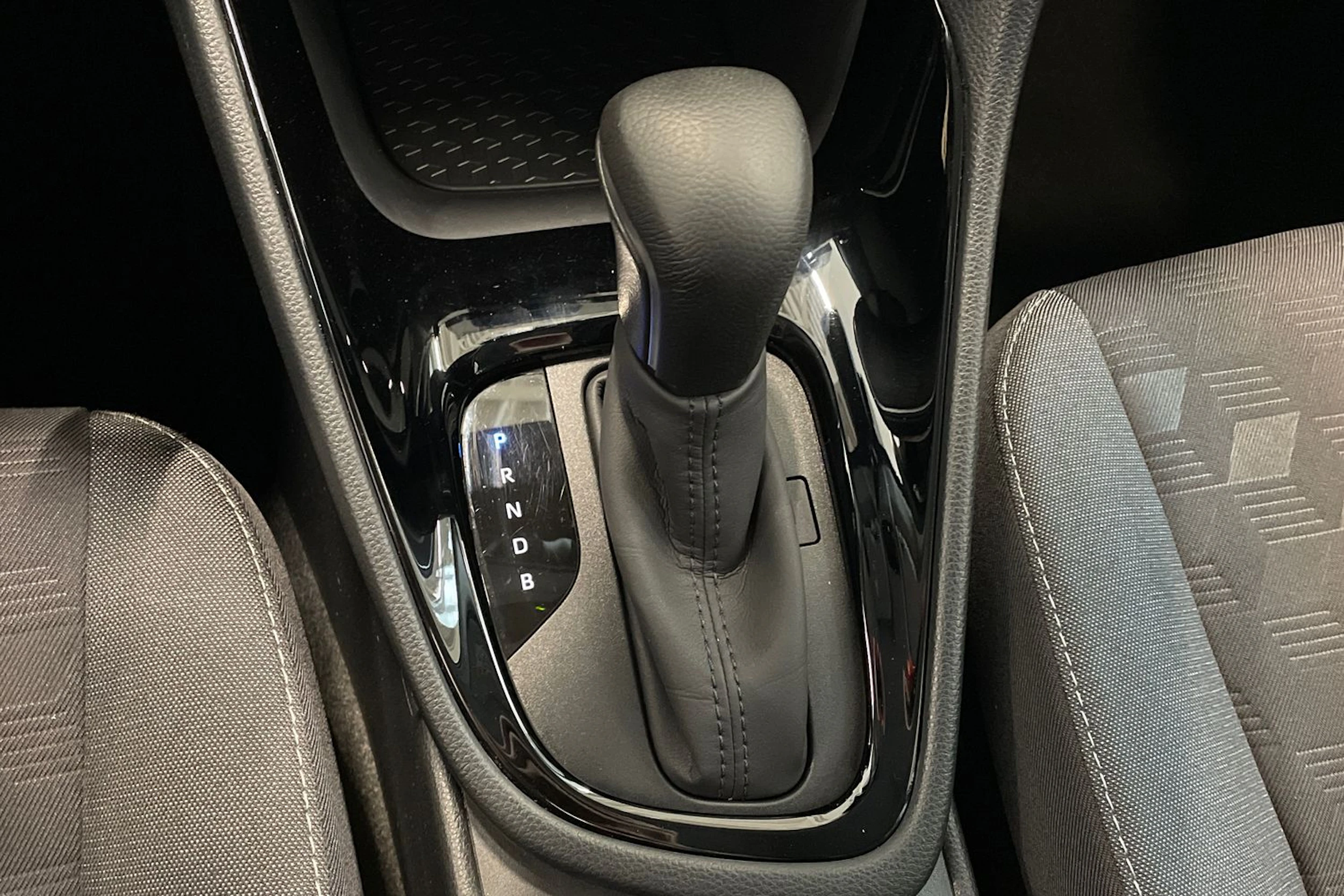 musta Toyota Yaris 2025 kuva 27.