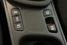 musta Toyota Yaris 2025 kuva 28.