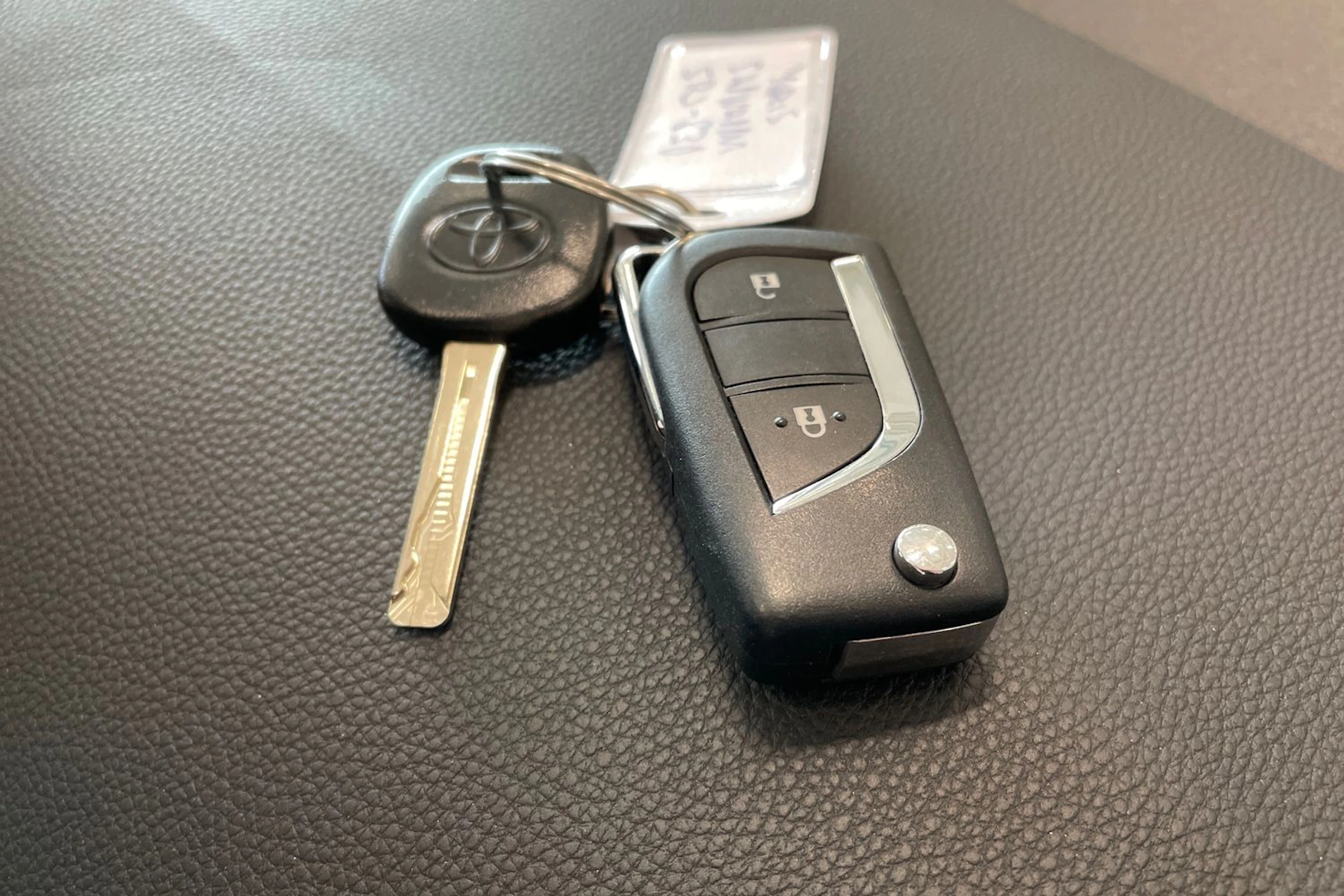 musta Toyota Yaris 2025 kuva 32.