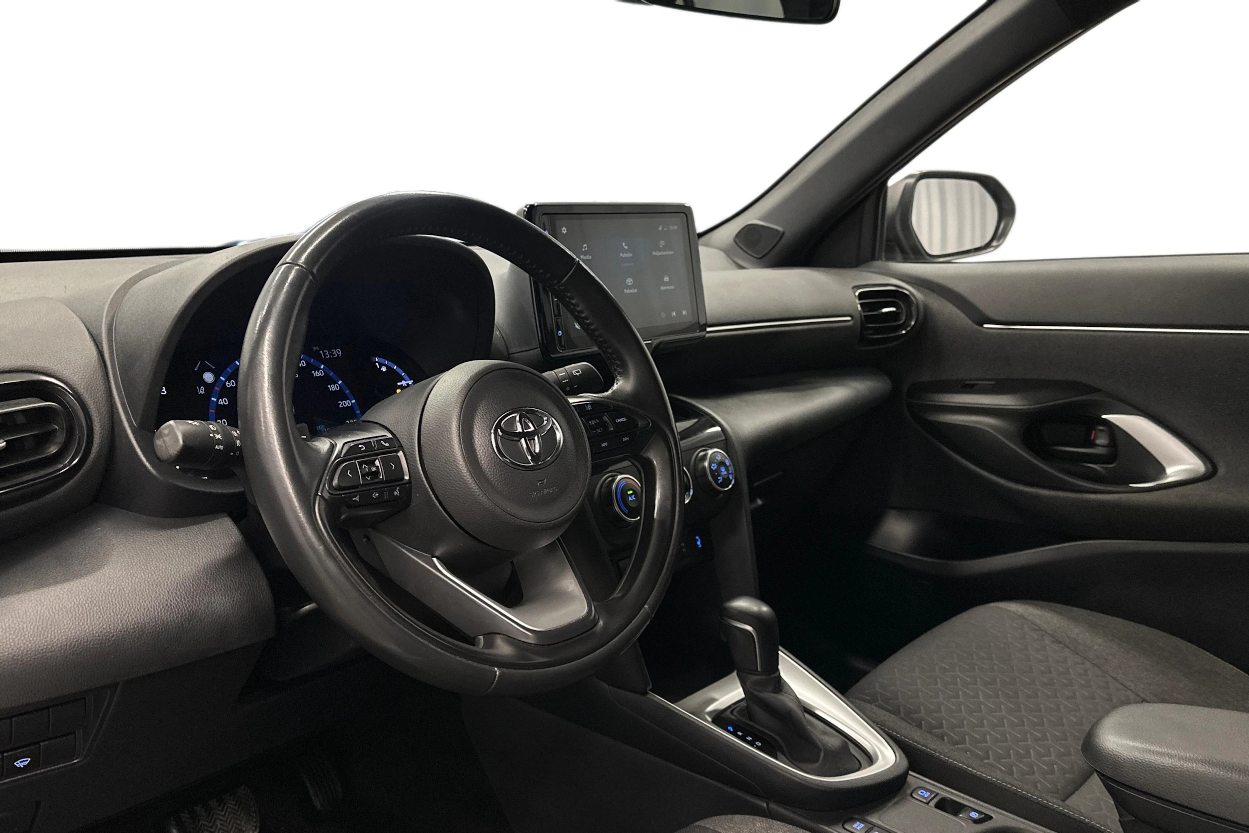 harmaa Toyota Yaris Cross 2022 kuva 15.