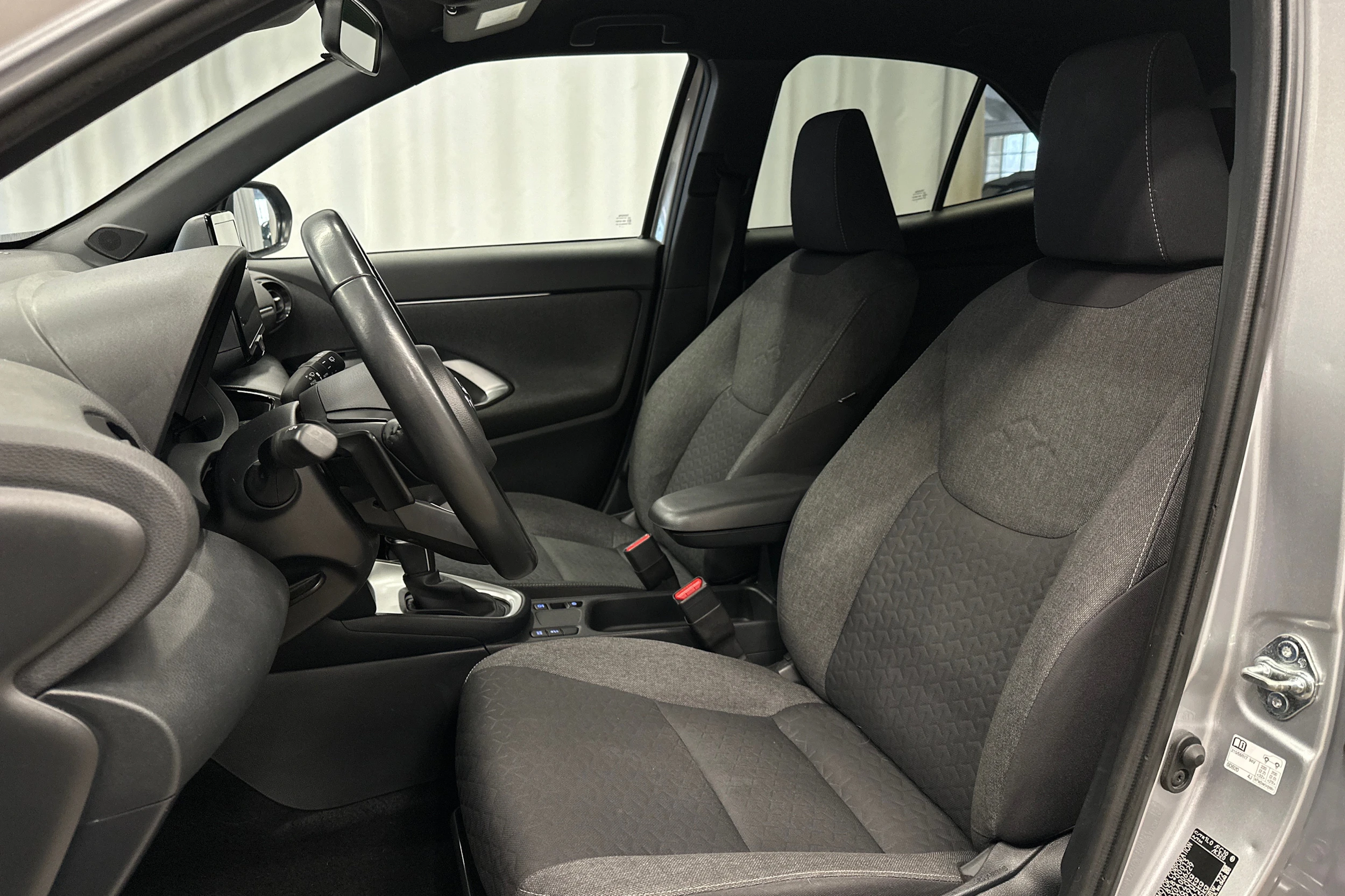 harmaa Toyota Yaris Cross 2022 kuva 23.