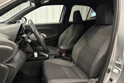 harmaa Toyota Yaris Cross 2022 kuva 23.