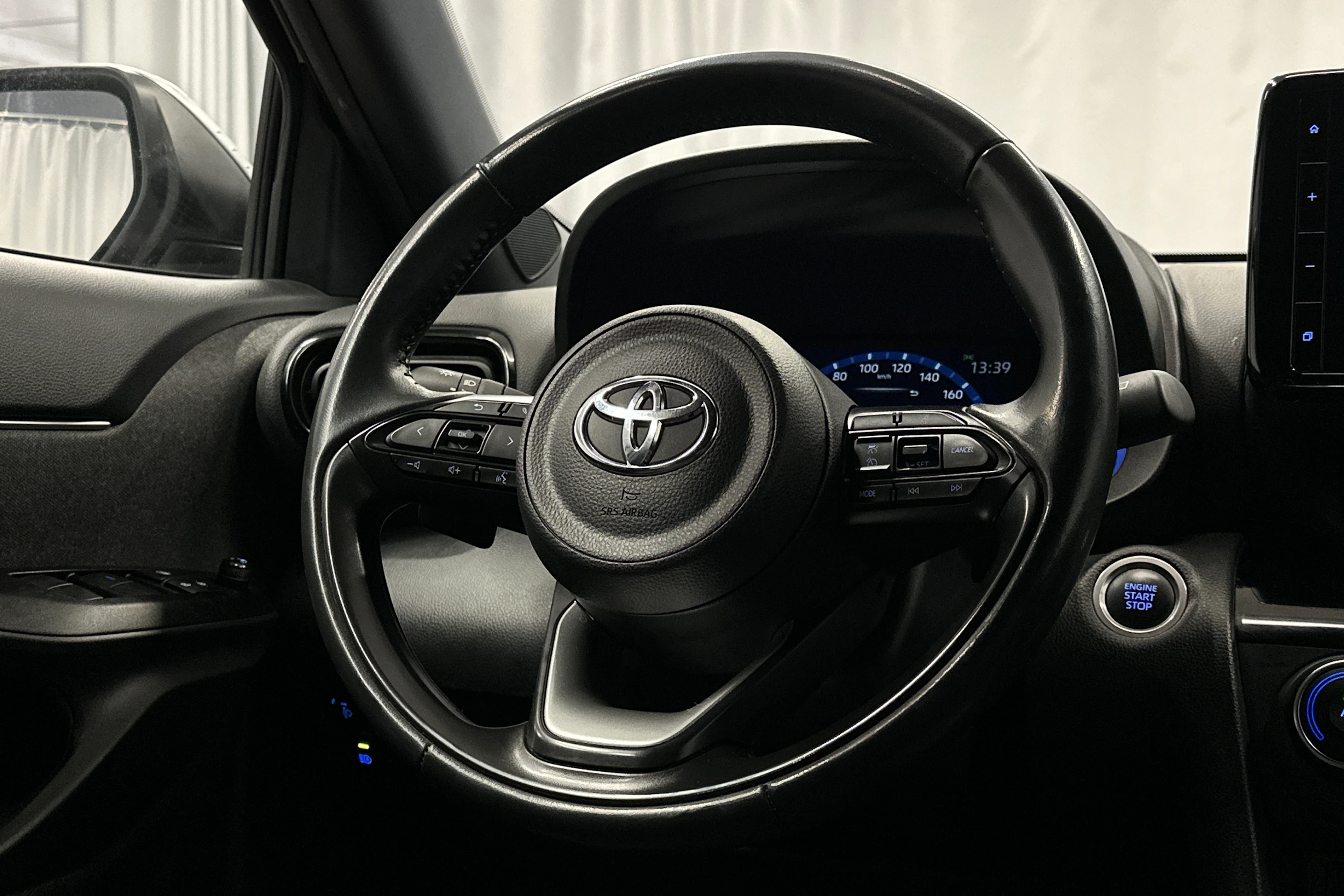 harmaa Toyota Yaris Cross 2022 kuva 24.