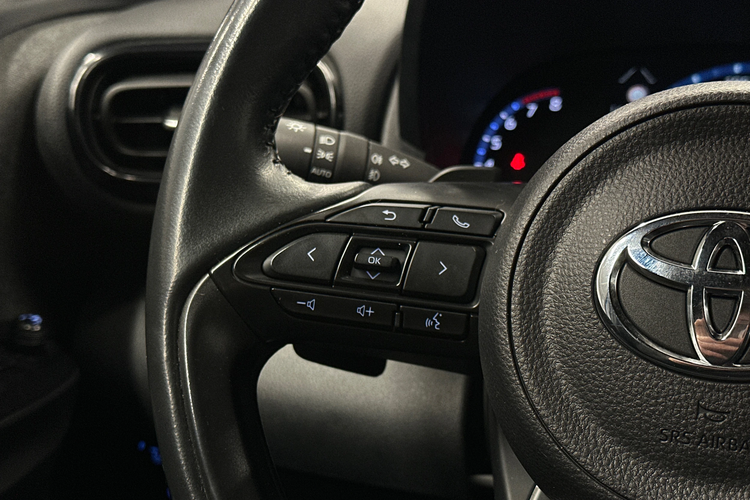 harmaa Toyota Yaris Cross 2022 kuva 25.