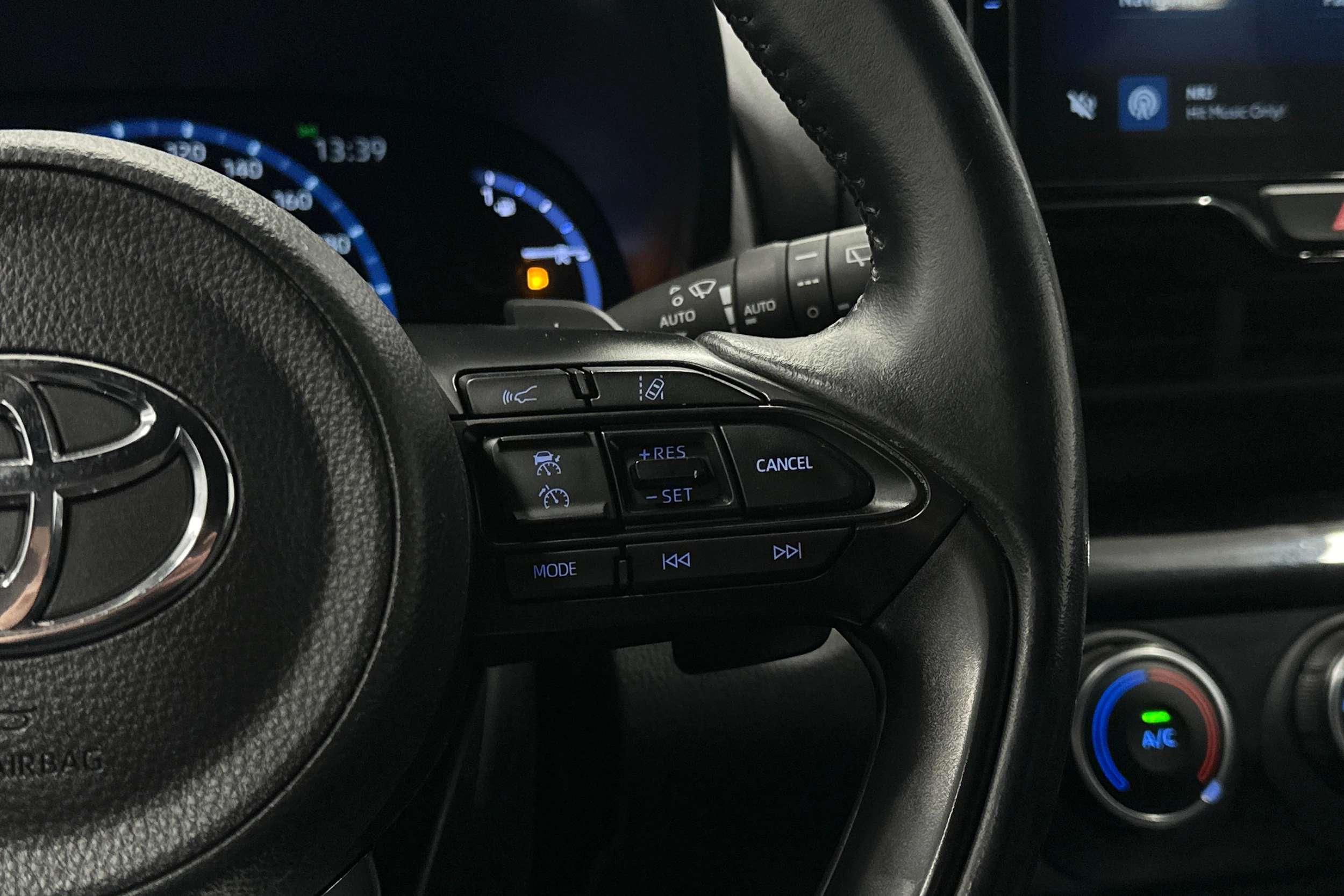 harmaa Toyota Yaris Cross 2022 kuva 26.