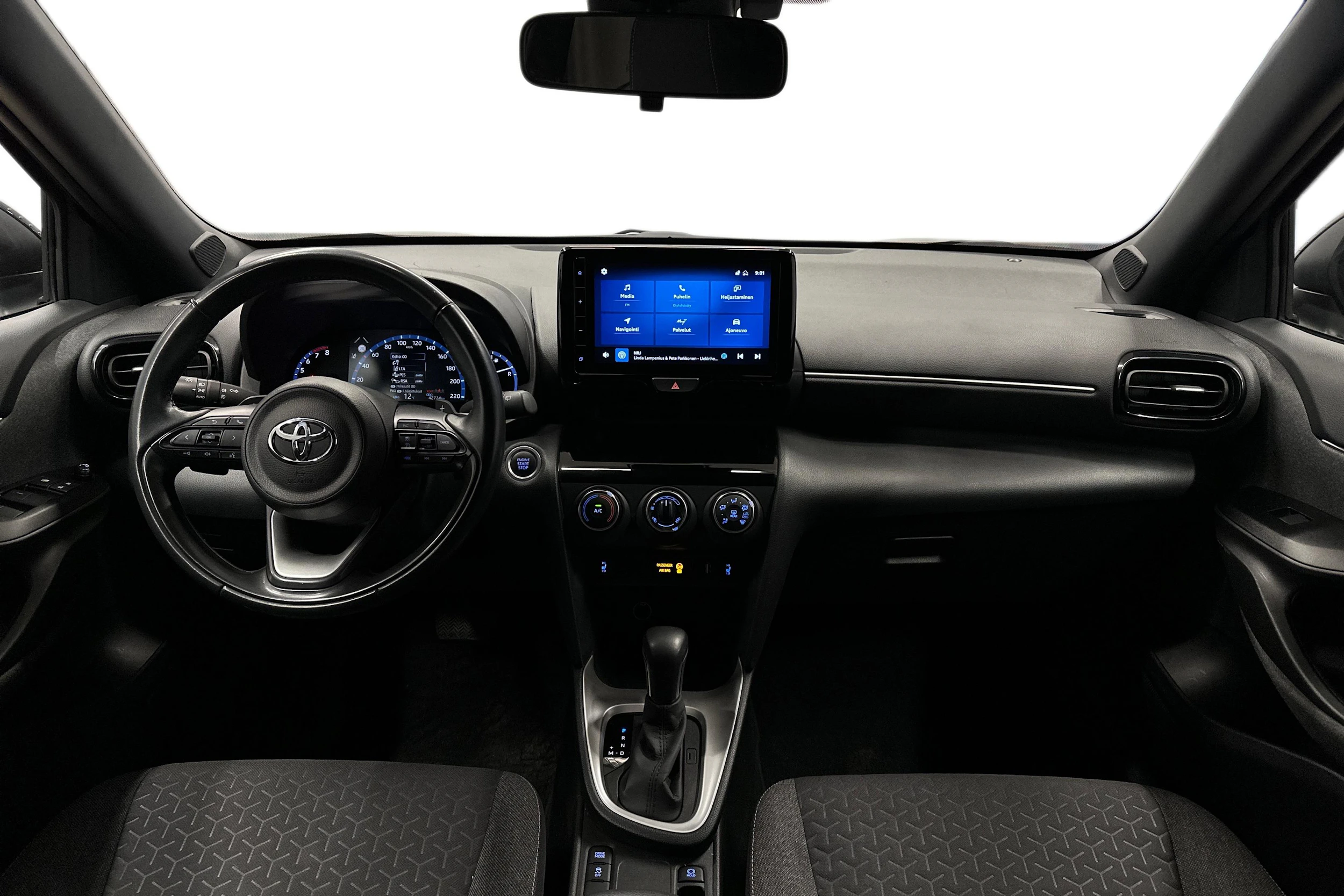 musta Toyota Yaris Cross 2022 kuva 9.