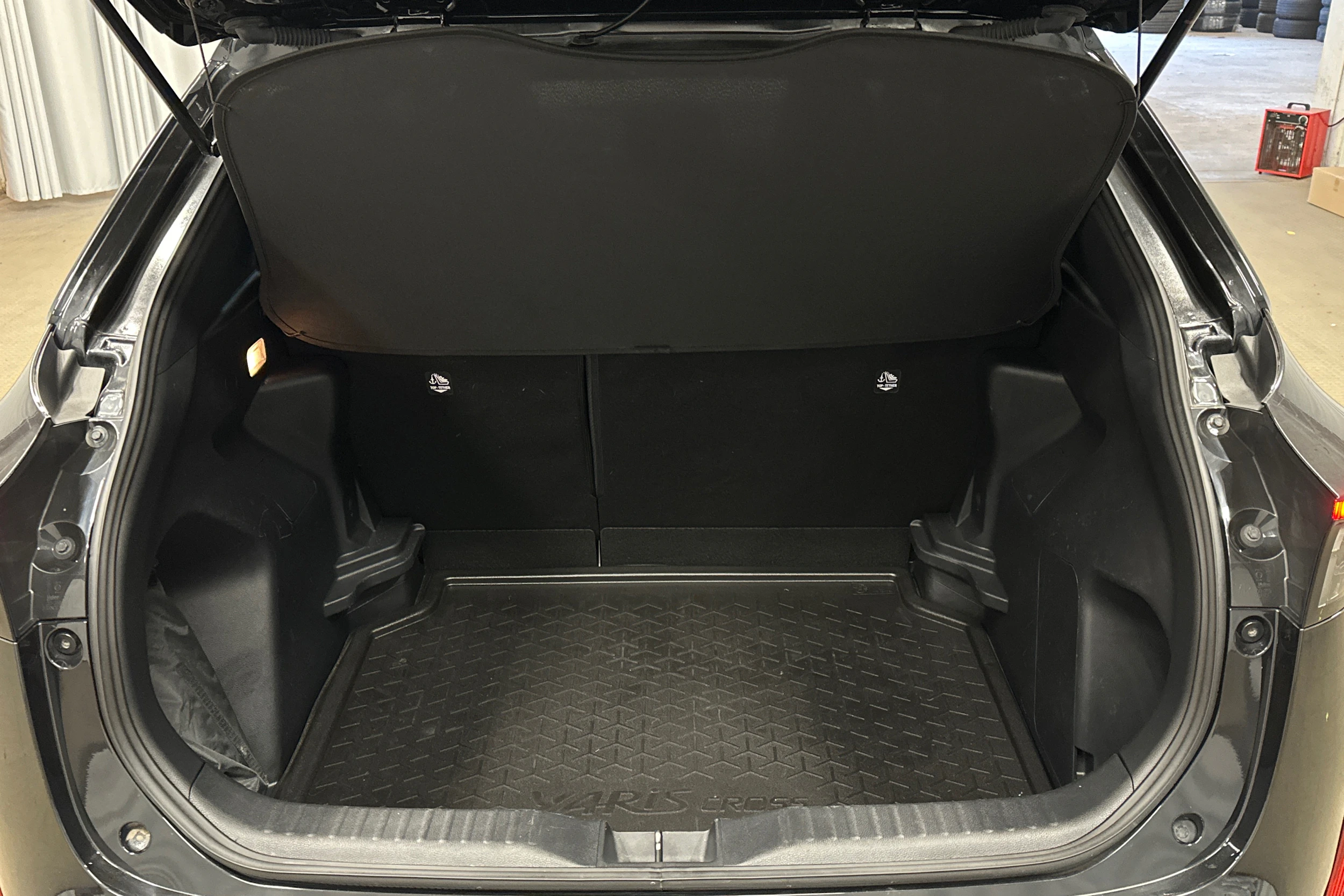 musta Toyota Yaris Cross 2022 kuva 15.