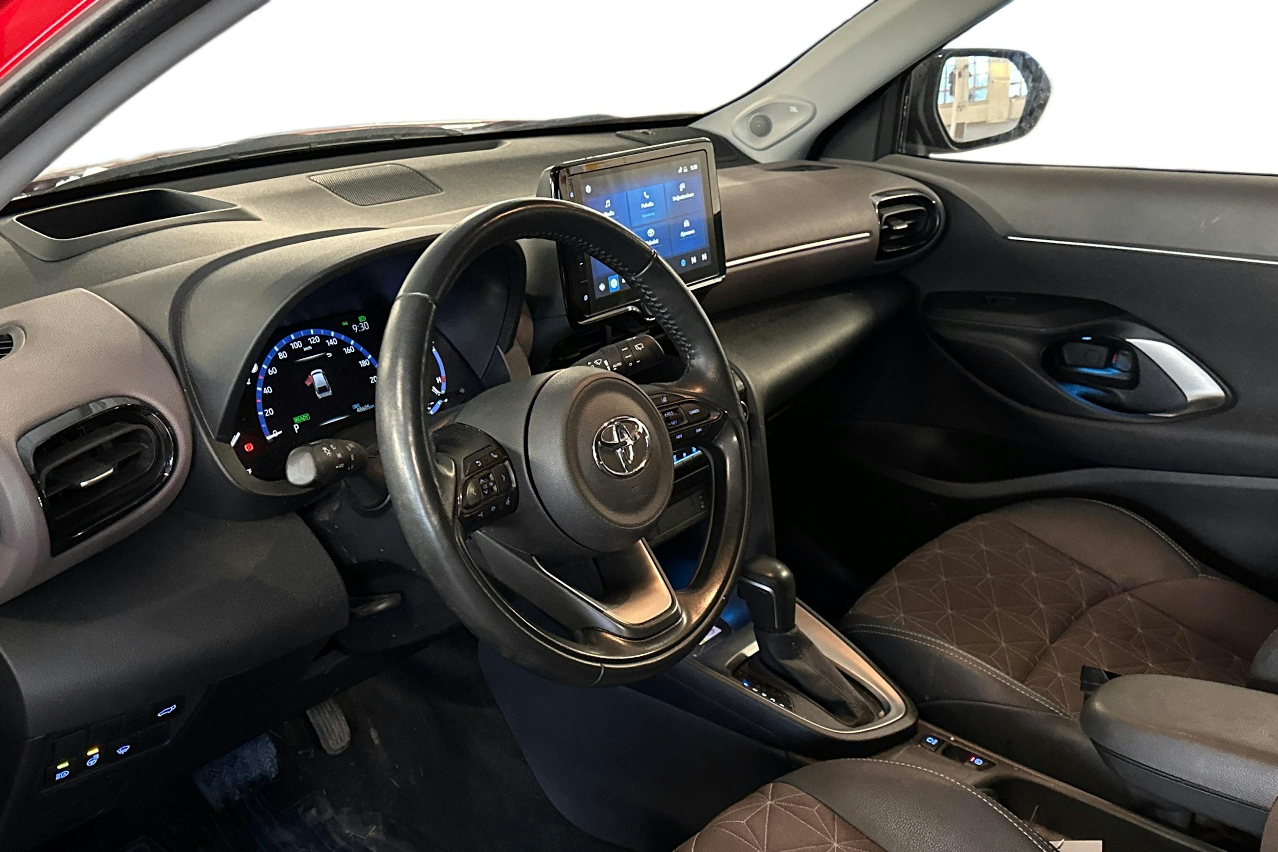 punainen Toyota Yaris Cross 2022 kuva 3.