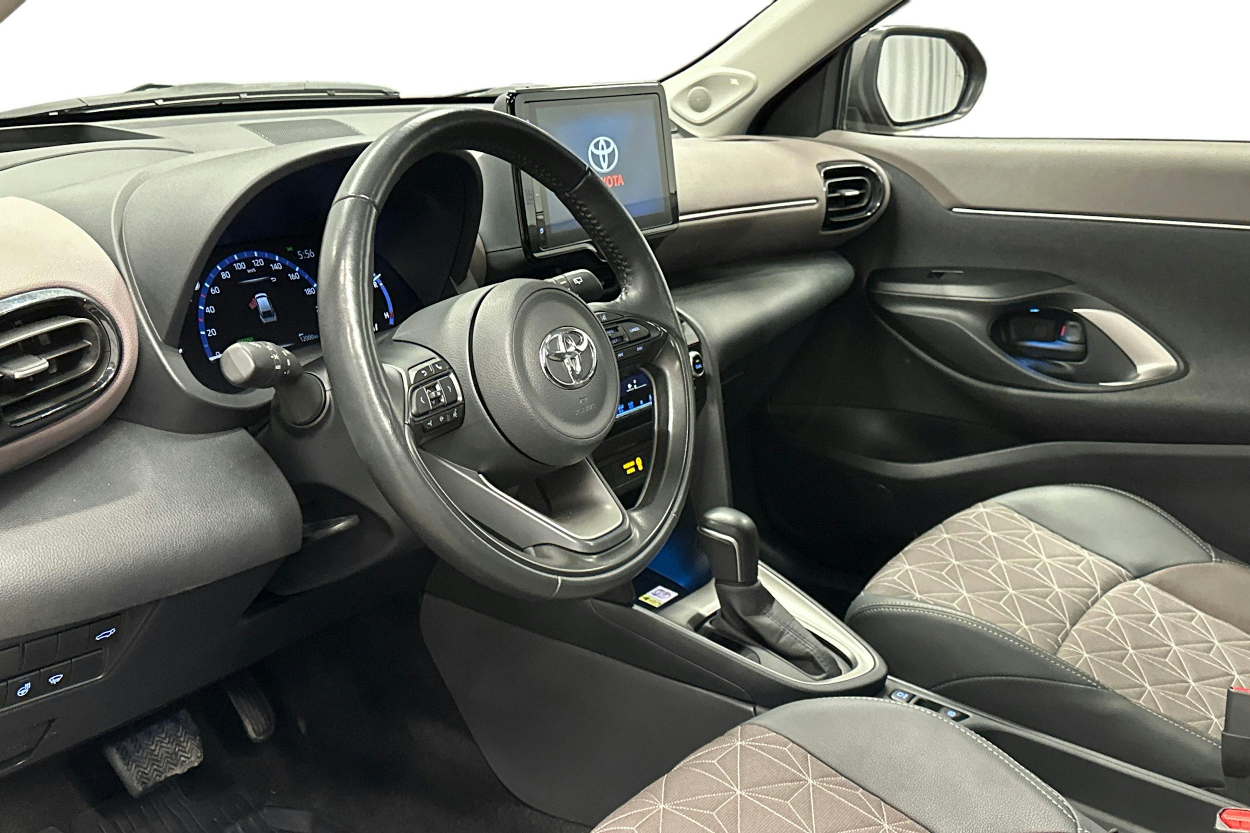 punainen Toyota Yaris Cross 2022 kuva 7.