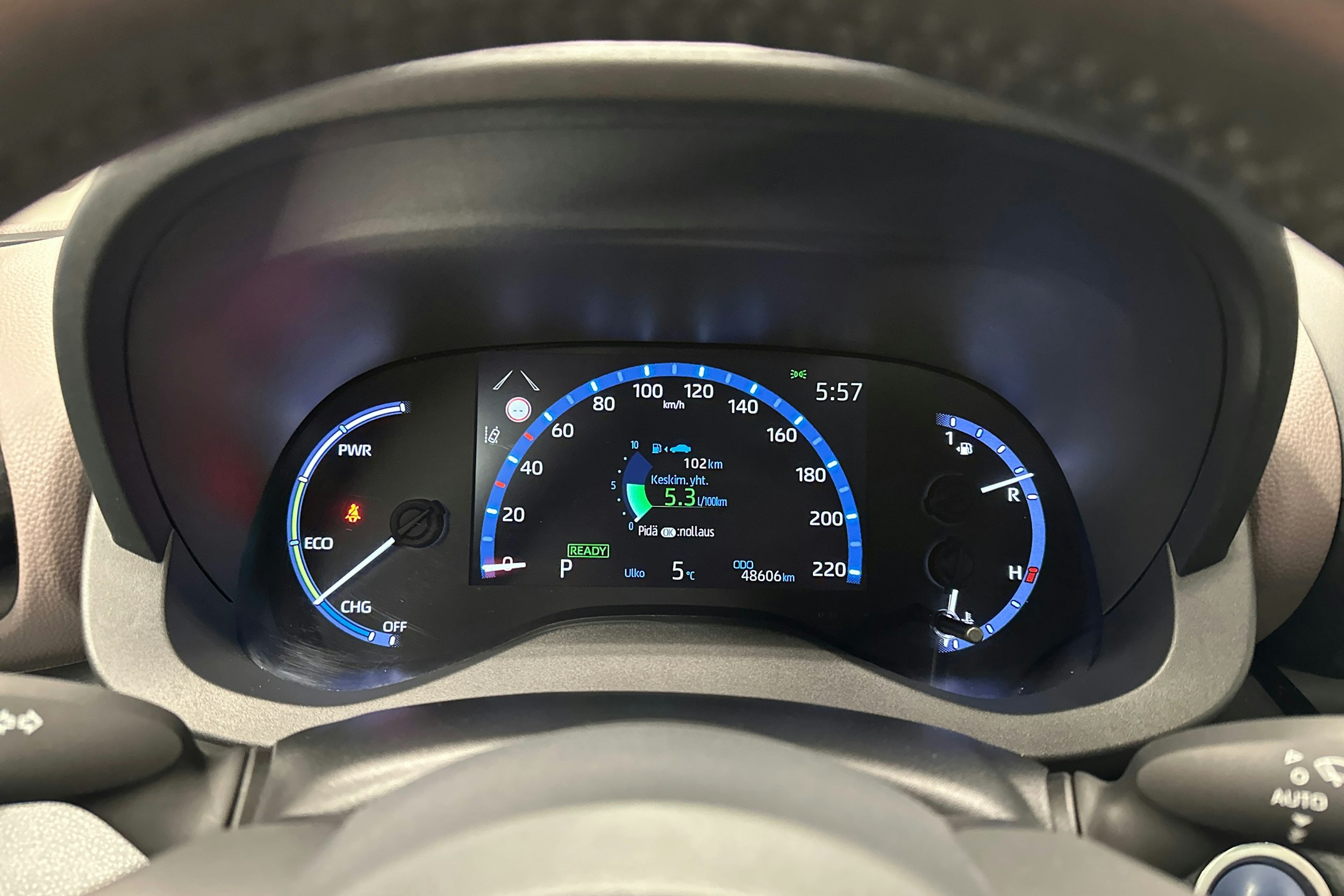 punainen Toyota Yaris Cross 2022 kuva 16.