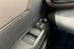 punainen Toyota Yaris Cross 2022 kuva 18.