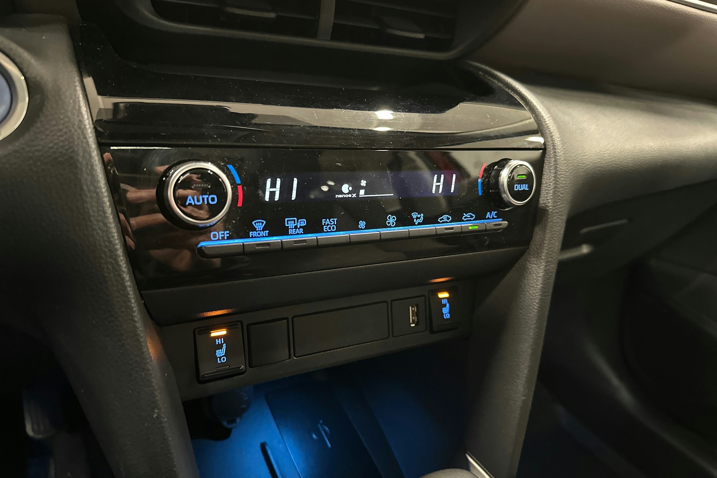 punainen Toyota Yaris Cross 2022 kuva 23.