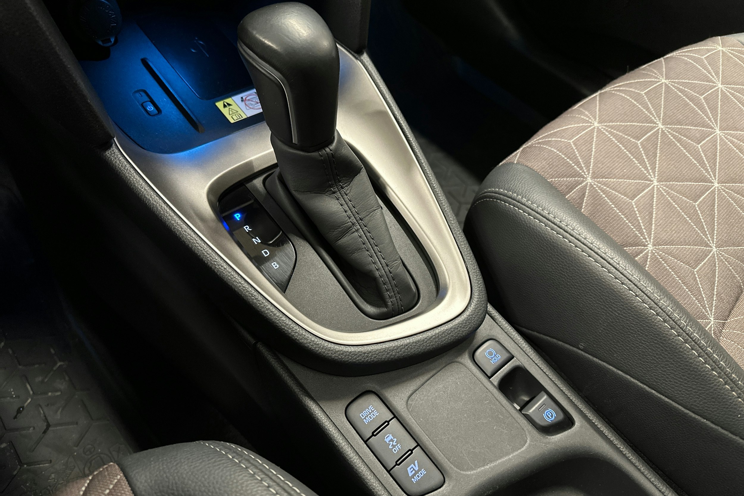 punainen Toyota Yaris Cross 2022 kuva 25.