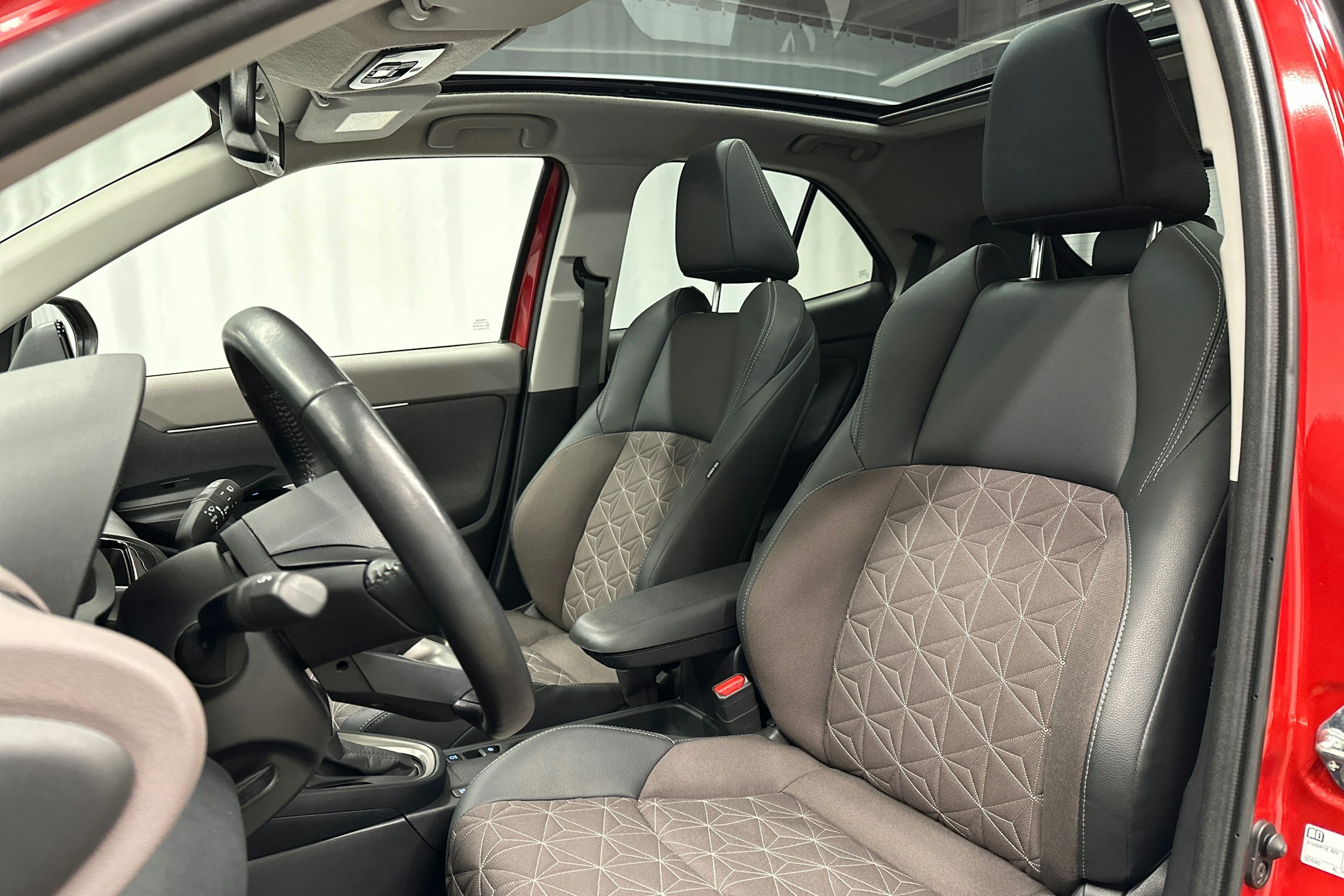 punainen Toyota Yaris Cross 2022 kuva 26.