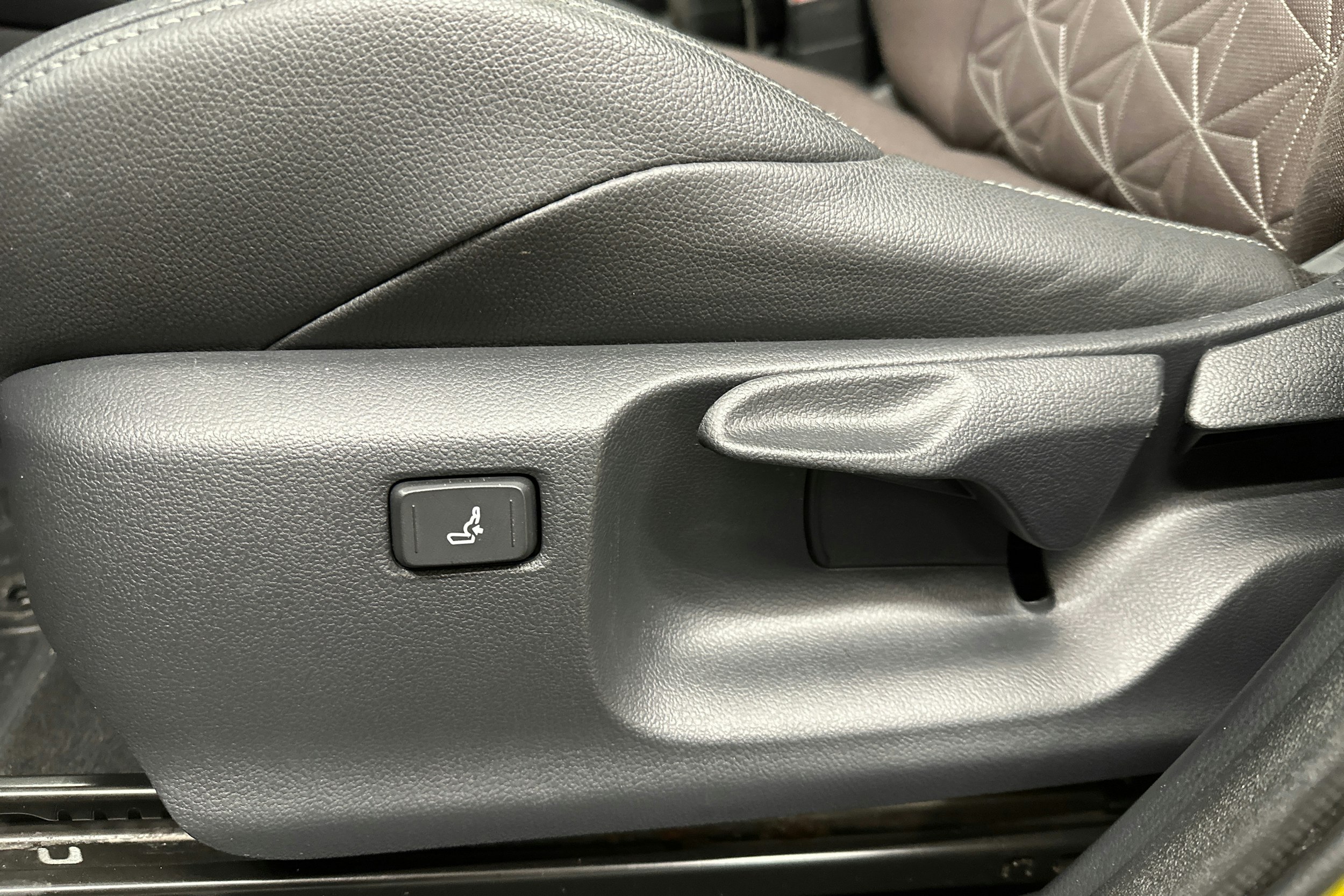 punainen Toyota Yaris Cross 2022 kuva 27.