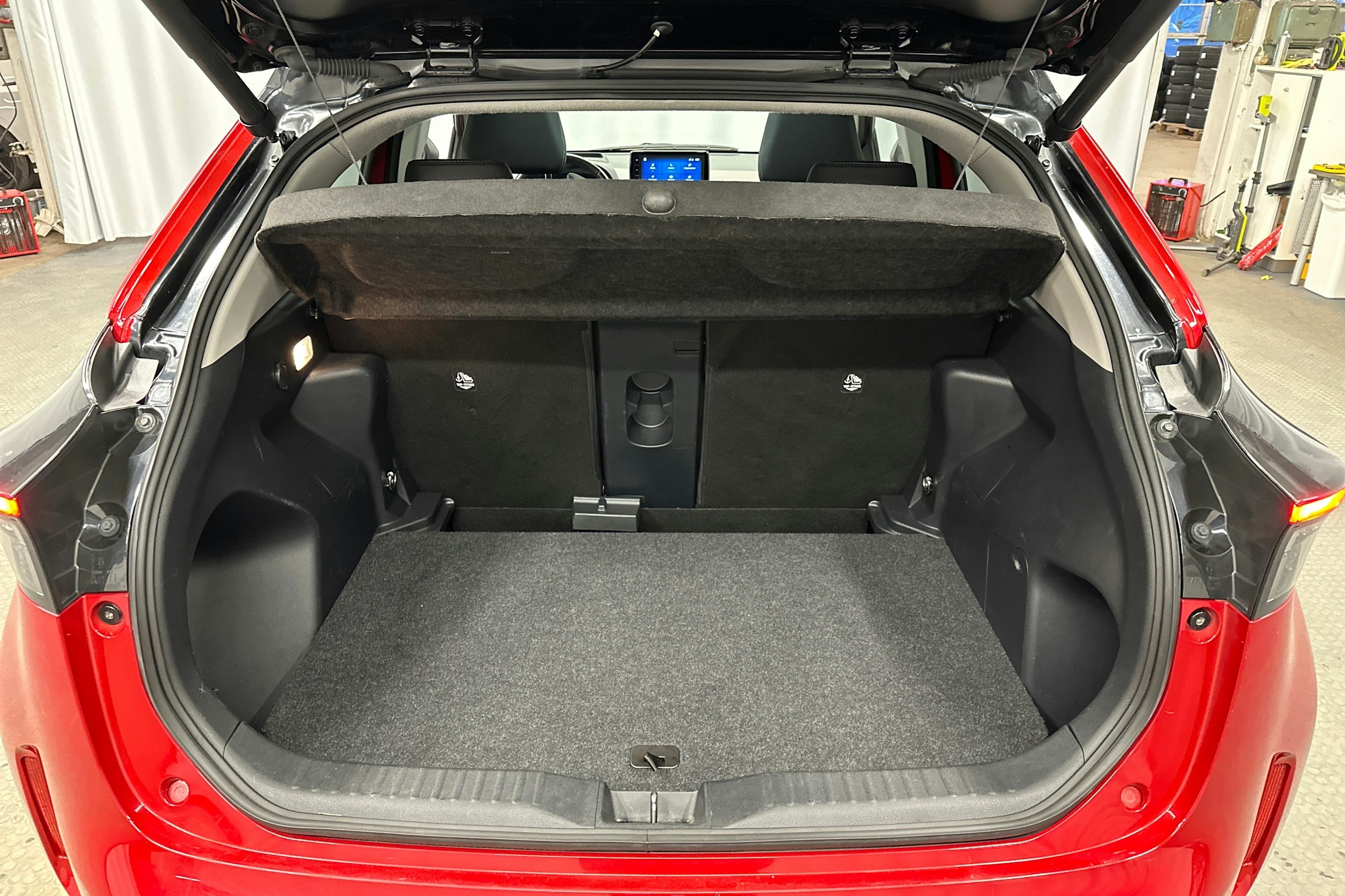 punainen Toyota Yaris Cross 2022 kuva 29.