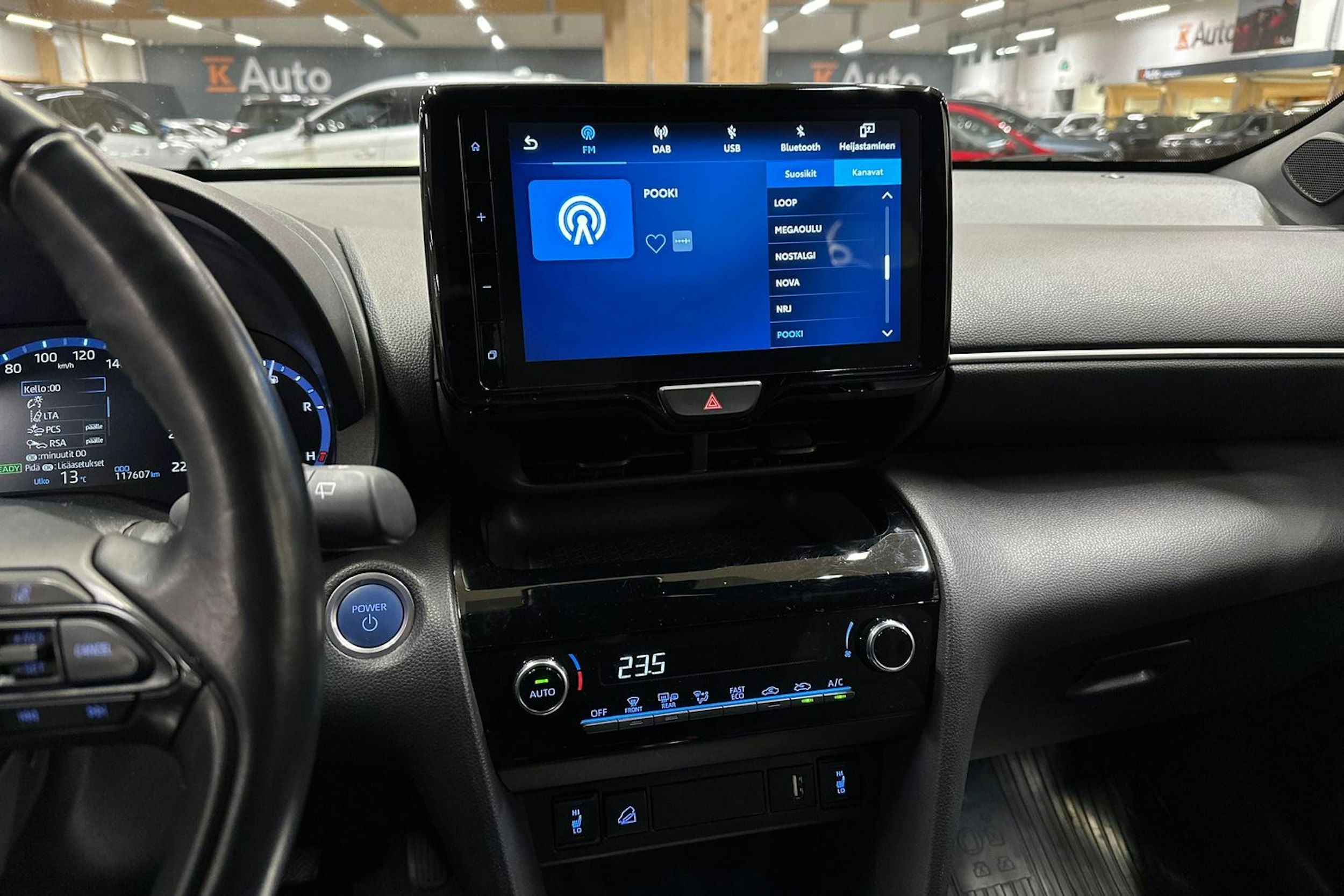 sininen Toyota Yaris Cross 2022 kuva 18.