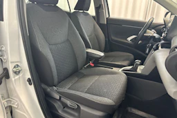 Valkoinen Toyota Yaris Cross 2022 kuva 11.