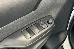 Valkoinen Toyota Yaris Cross 2022 kuva 14.
