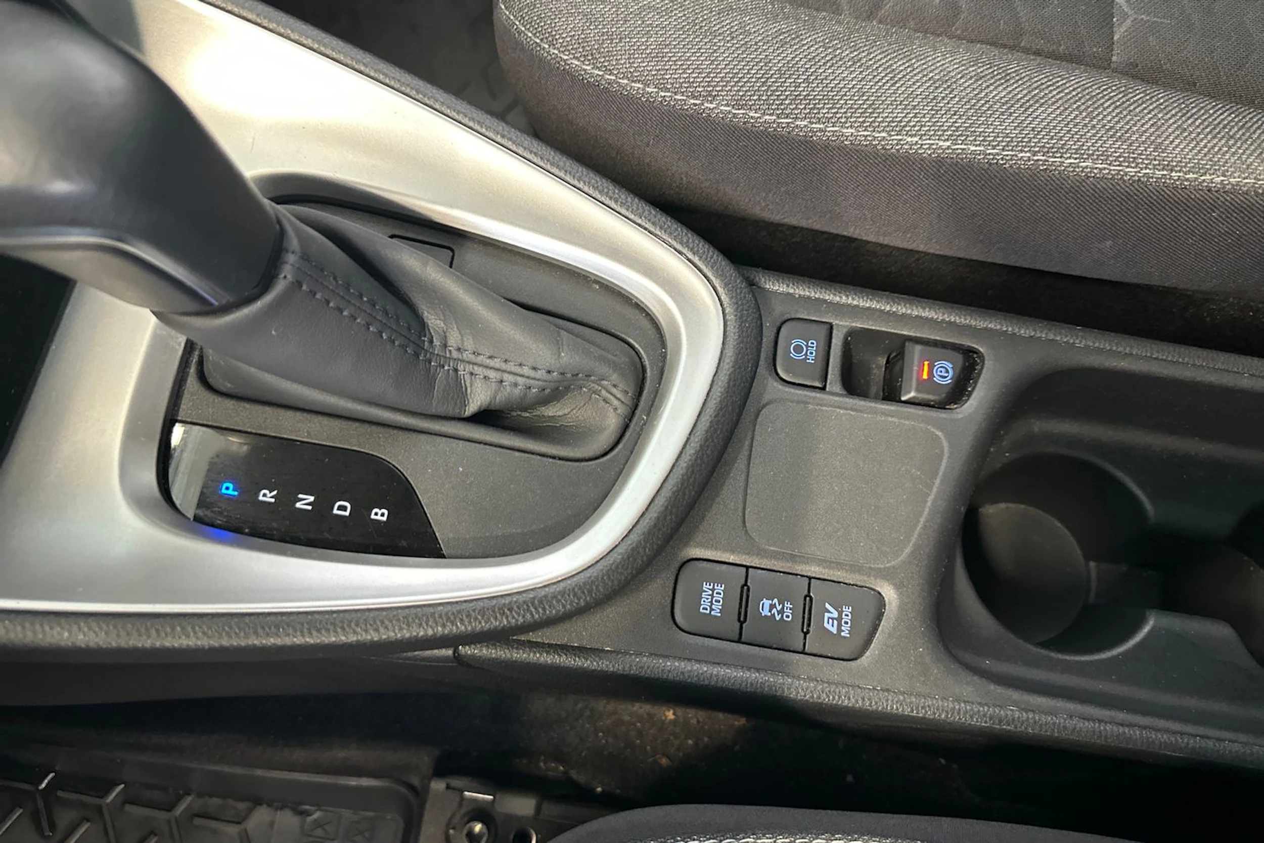 Valkoinen Toyota Yaris Cross 2022 kuva 19.