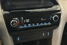 Valkoinen Toyota Yaris Cross 2022 kuva 20.
