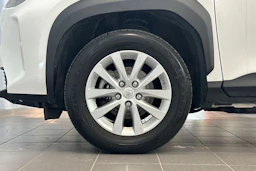 Valkoinen Toyota Yaris Cross 2022 kuva 24.